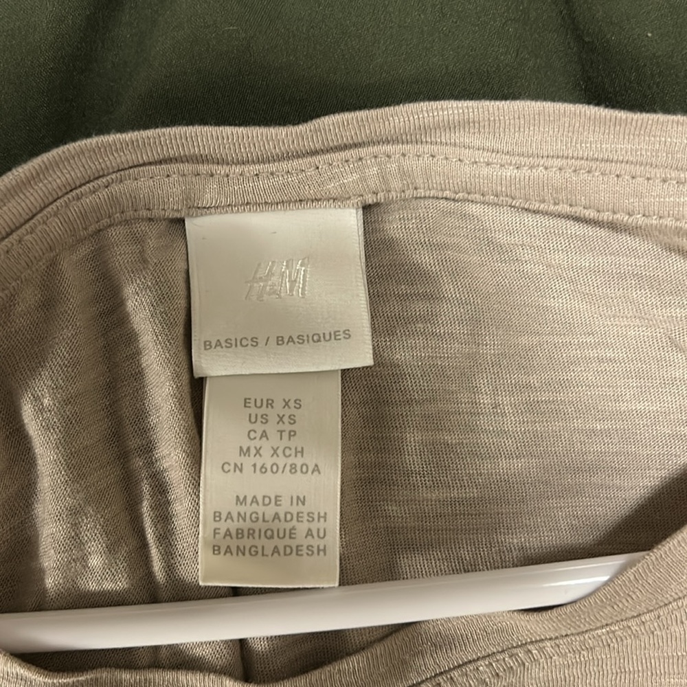 H&M women’s basic tee - Picture 3 of 3